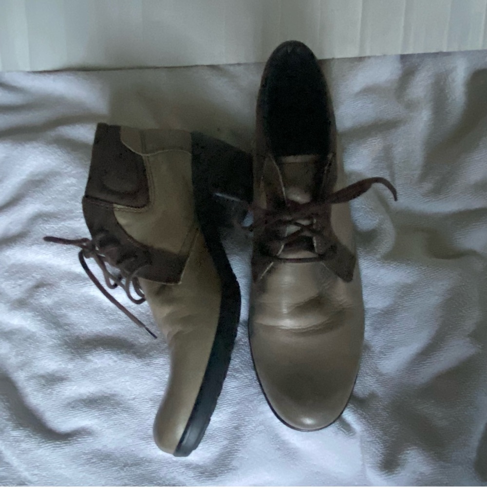 Philip Davidson woman’s sz: 38 leather lace up bootie tan & brown 2” heel